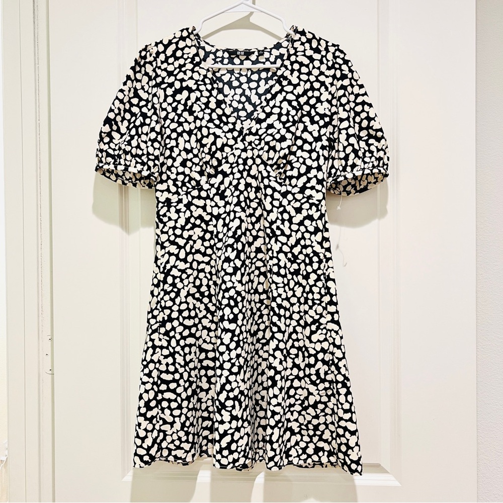 UniQlo Printed V neck Short Sleeve black white dots Mini Dress Womens M NWOT